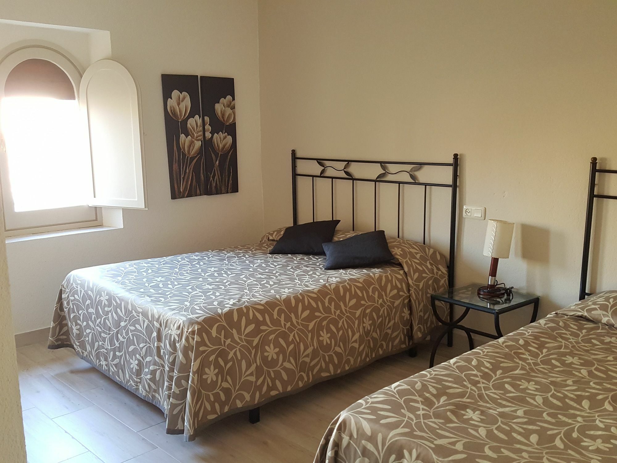 Fonda Mitja Hotel Torroella De Montgri Bagian luar foto